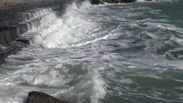 Sturm Auf See Große Wellen Brechen Über Den Betonuferschutz Bucht — Stockvideo