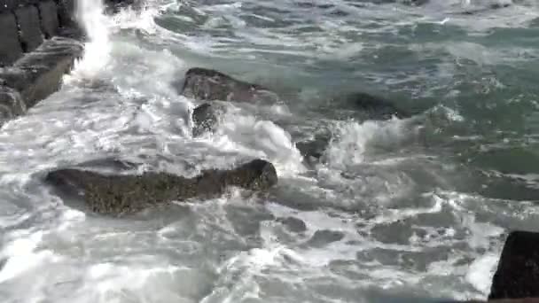 Sturm Auf See Große Wellen Brechen Über Den Betonuferschutz Bucht — Stockvideo