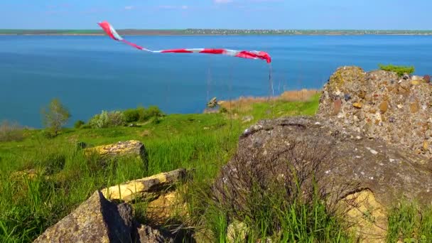 Contaminación Natural Cinta Plástico Blanco Roja Viento Fondo Del Estuario — Vídeos de Stock