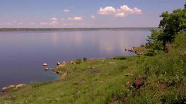 Ukrayna 'daki Khadzhibey halklarının arka planında kuru kamış bulunan doğal manzara..
