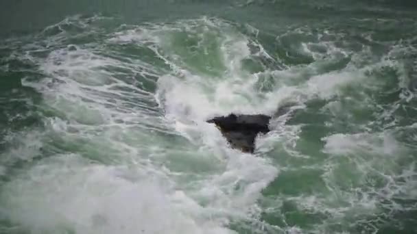 Ισχυρή Καταιγίδα Κοντά Βραχώδη Ακτή Λευκά Κύματα Αφρό Στη Θάλασσα — Αρχείο Βίντεο