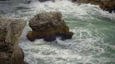 Kayalık bir sahil yakınında şiddetli fırtına, denizde köpüklü beyaz dalgalar, Karadeniz, Bulgaristan.