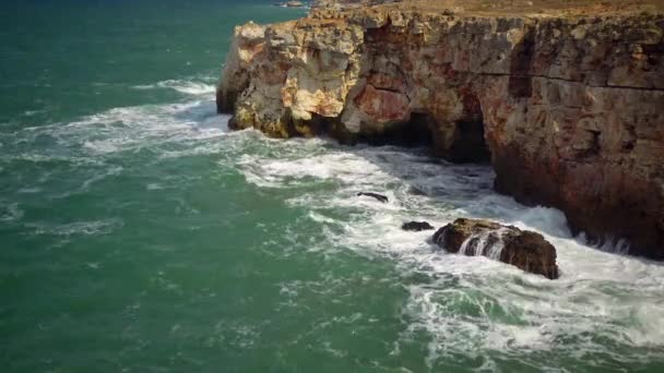 Сильный Шторм Скалистого Берега Белые Волны Пеной Море Черное Море — стоковое видео