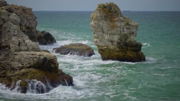 Kayalık Bir Sahil Yakınında Şiddetli Fırtına Denizde Köpüklü Beyaz Dalgalar — Stok video
