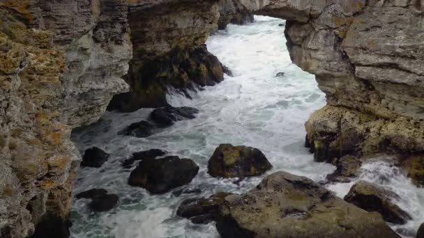 Fuerte Tormenta Cerca Una Costa Rocosa Olas Blancas Con Espuma — Vídeo de stock