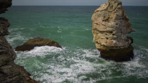 Silná Bouře Skalnatého Pobřeží Bílé Vlny Pěnou Moři Černé Moře — Stock video