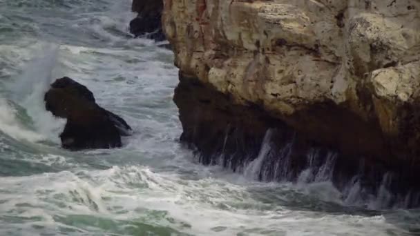 Kayalık Bir Sahil Yakınında Şiddetli Fırtına Denizde Köpüklü Beyaz Dalgalar — Stok video