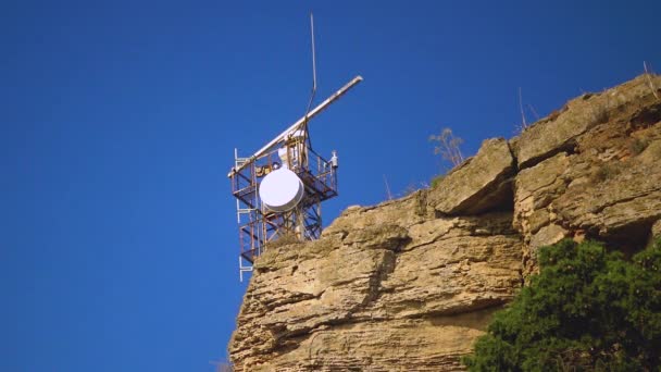 Bulgaristan Kaliakra Haziran 2016 Bir Kayanın Üzerinde Bir Anten Dönüyor — Stok video