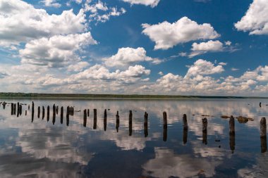 Büyük beyaz bulutlar Ukrayna 'nın Kuyalnitsky haliçlerinin tuzlu suyuna yansıyor..