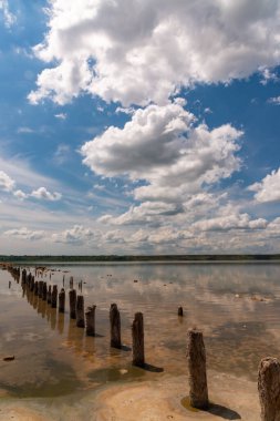 Büyük beyaz bulutlar Ukrayna 'nın Kuyalnitsky haliçlerinin tuzlu suyuna yansıyor..