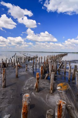 Büyük beyaz bulutlar Ukrayna 'nın Kuyalnitsky haliçlerinin tuzlu suyuna yansıyor..