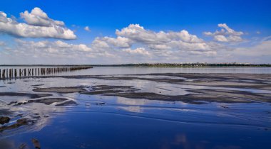 Büyük beyaz bulutlar Ukrayna 'nın Kuyalnitsky haliçlerinin tuzlu suyuna yansıyor..