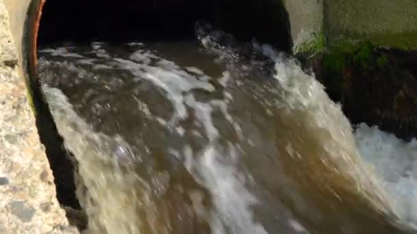 Dirty Dåligt Behandlat Vatten Från Reningsverket Strömmar Naturlig Reservoar Khadzhibey — Stockvideo