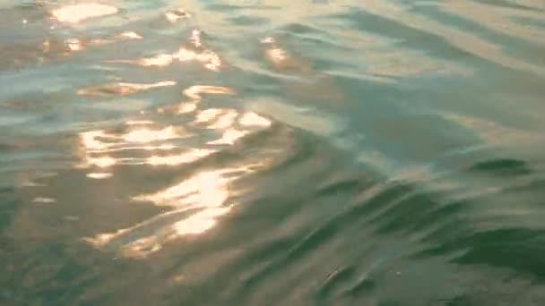 Gün Batımında Güneşin Yansımaları Doğal Bir Gölün Suyunda — Stok video