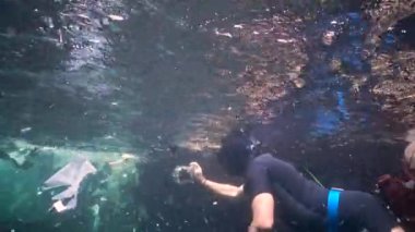 Bulgaristan, Karadeniz - 18 Ağustos 2016: dalgıç plastik enkaza zarar veriyor. Plastik çöp ve suyun altında yüzen diğer döküntüler. Karadeniz