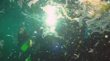 Bulgaristan, Karadeniz - 18 Ağustos 2016: dalgıç plastik enkaza zarar veriyor. Plastik çöp ve suyun altında yüzen diğer döküntüler. Karadeniz