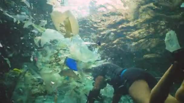 Bulgarie Mer Noire Août 2016 Plongeur Nage Dans Des Débris — Video