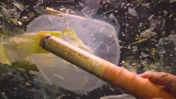 ブルガリア 2016年8月18日 ダイバーはプラスチック製の破片に危害を加えます プラスチックごみなどの破片が水中に浮かんでいます — ストック動画