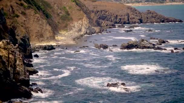 Шторм Чорному Морі Великі Хвилі Розбиваються Скелястий Берег Біла Піна — стокове відео