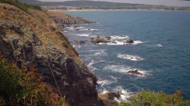 Stormen Vid Svarta Havet Stora Vågor Bryter Den Steniga Stranden — Stockvideo