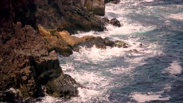Шторм Черном Море Большие Волны Разбиваются Скалистом Берегу Белая Пена — стоковое видео