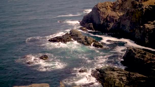 黑海风暴 大浪在岩石海岸上破裂 白色泡沫在水面上破裂 保加利亚 — 图库视频影像