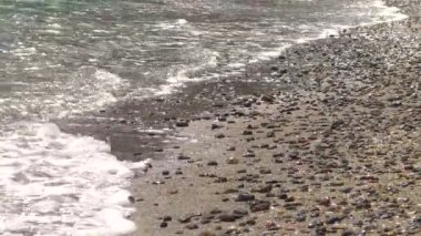 Kıyıya yakın denizde şeffaf su, su yüzeyinde dalgalar, Karadeniz