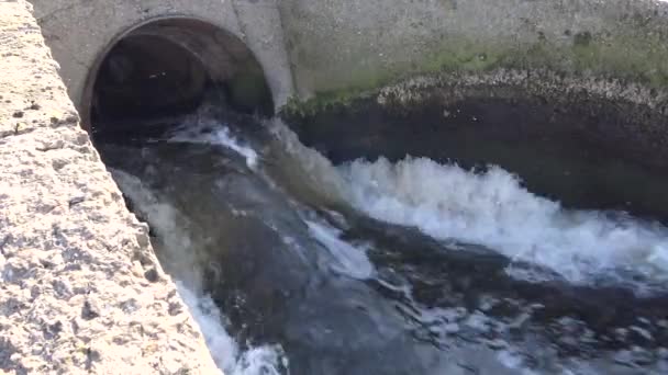 Watervervuiling Vuil Water Van Zuiveringsinstallaties Stroomt Door Een Pijp Naar — Stockvideo