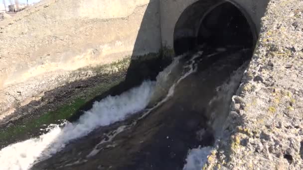 Zanieczyszczenie Wody Brudna Woda Oczyszczalni Ścieków Przepływa Przez Rurę Zamkniętego — Wideo stockowe