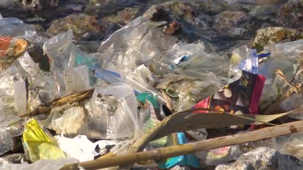 Sampah Plastik Ekologi Laut Membusuk Sampah Polyethylene Pantai Dan Mengapung — Stok Video