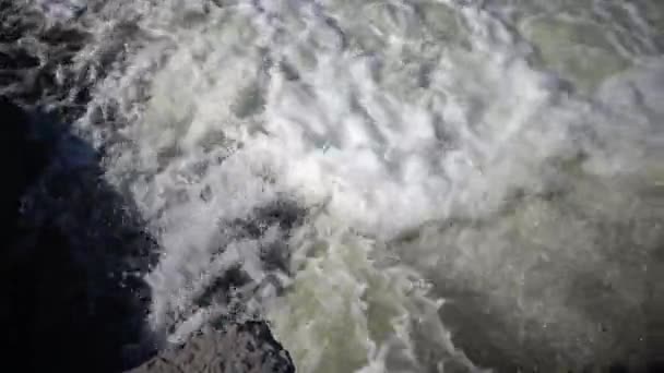 Vízszennyezés Szennyvíztisztító Telepek Szennyvize Átfolyik Egy Csövön Egy Zárt Torkolatba — Stock videók