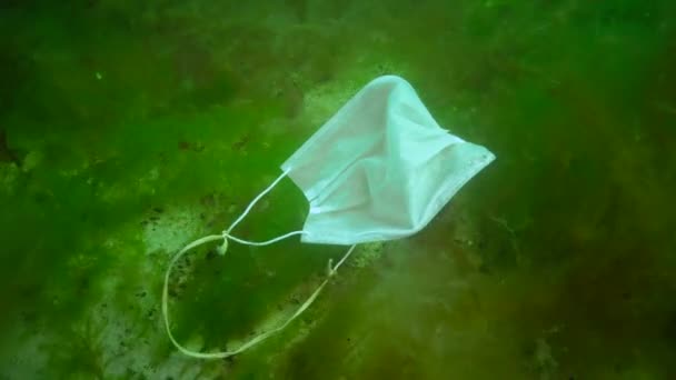 Plastic Onder Water Een Medisch Masker Covid Pandemie Zwemt Oceaan — Stockvideo