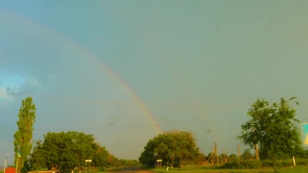 Blitz Und Regenbogen Regen Ein Auto Fährt Ukraine — Stockvideo