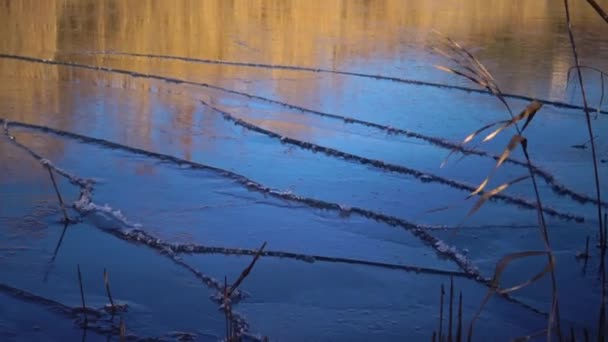 Zimowy Krajobraz Zamarzniętą Wodą Niebieski Lód Pęknięciami Jeziorze — Wideo stockowe