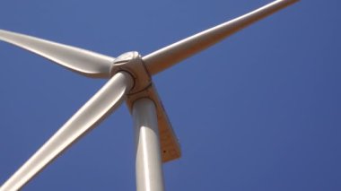 Yeşil enerji, Ukrayna, Odessa bölgesinde mavi gökyüzüne karşı bir rüzgar türbini.