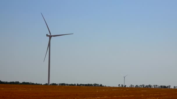在乌克兰敖德萨地区的一个田野里 一个风力涡轮机迎着蓝天飞行 — 图库视频影像