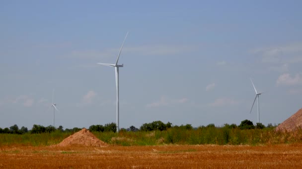 Groene Energie Een Windturbine Tegen Een Blauwe Lucht Een Veld — Stockvideo