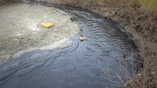 Kuyalnik Liman 水从泥浴中流出 流入Kuyalnik Liman 黑色淤泥在溪流底部波浪汹涌 — 图库视频影像