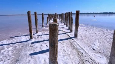 Altta sodyum klorür ve tahta kutuplar kristalize edildi.