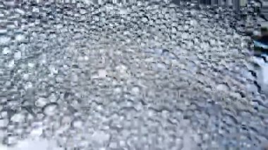 Dipteki manzara, yer altındaki kaynaklardan Karadeniz 'e akan tatlı su yüzeyinde beyaz köpüklü hava kabarcıkları.