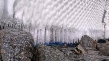 Odesa yakınlarındaki Karadeniz 'de soğuk kış, Ukrayna' nın buz ve sarkıtlarla kaplı metal çit örgüsü