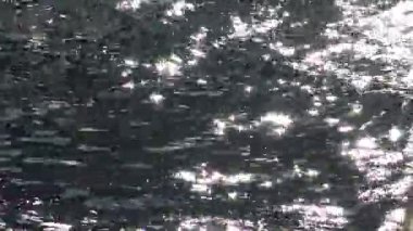 Karadeniz - su yüzeyindeki güneş ışığının yansıması, ışık parıltısı, su yüzeyindeki beyaz köpük, deniz manzarası.