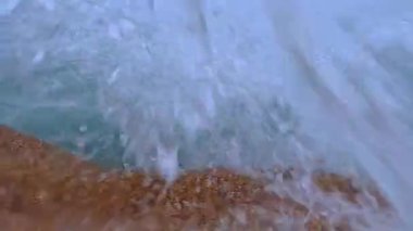 Karadeniz 'in taştan kumlu kıyıları, taşlara vuran dalgalar ve bir fırtına sırasında kumlu kıyılar, Odessa.