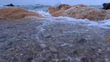 Karadeniz 'de kumlu bir kıyı şeridine çarpan dalgaların oluşturduğu bir fırtına; deniz suyu hidrodinamiği analizi ve çözünmüş oksijen doygunluğu