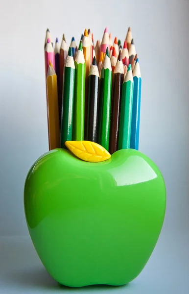 Renkli kalemler ile kalabalık kavramı üzerinden dışarı ayakta — Stok fotoğraf