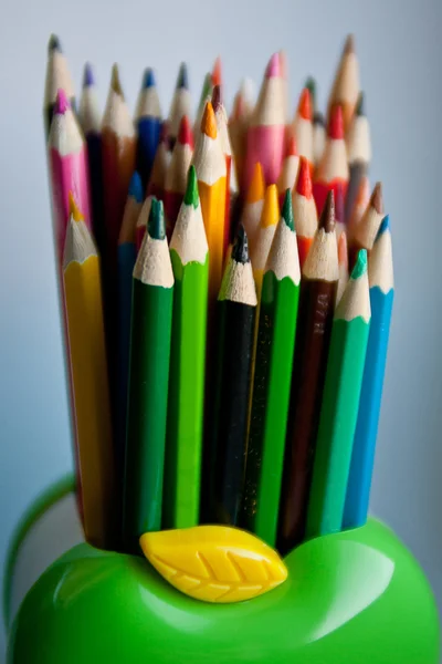 Destacando-se do conceito de multidão com lápis coloridos — Fotografia de Stock