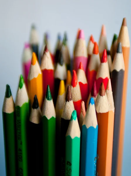 Виділяється з натовпу концепція з кольоровими олівцями — стокове фото