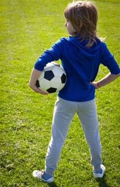 mutlu 8 yaşındaki gülümseyen güzel yaşlı çocuk stand ile voleybol topu park alanında güneşli yaz gününde