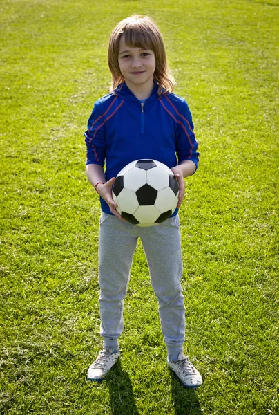 Nice sorrindo feliz 8 anos de idade menino stand com bola de vôlei no campo do parque fora no dia ensolarado de verão — Fotografia de Stock