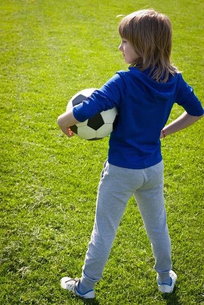 Nice sorrindo feliz 8 anos de idade menino stand com bola de vôlei no campo do parque fora no dia ensolarado de verão — Fotografia de Stock